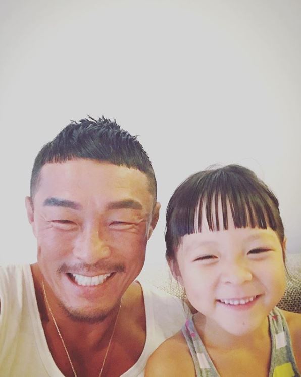 最近在爸爸秋成勋的ig上现身的小爱虽然还是顶著招牌的一字浏海,但和