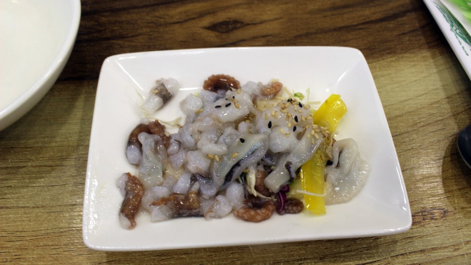 而最想先跟大家分享的,當然是許多外國遊客想要嚐鮮的「生章魚」了,不過和大家想像中的「可怕體驗」不同,新鮮生章魚拌上芝麻和麻油,讓海鮮的甜味再升級,這時候來杯燒酒就更幸福了!