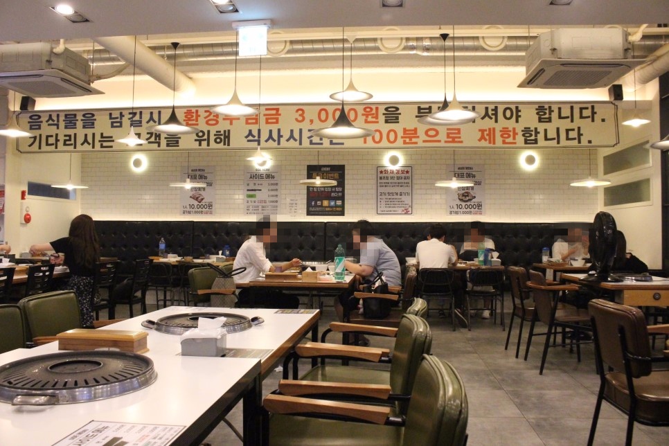 店內空間不僅寬廣,座位也相當舒服,和首爾常見的吃到飽的狹小空間不空,雖然是開放式的空間,但油煙也不重!牆上寫著用餐時間限時100分鐘,如果有太多吃不下的食物,會再追加3000元韓幣,所以雖然是吃到飽,大家也要衡量一下胃的容量再點餐喔!