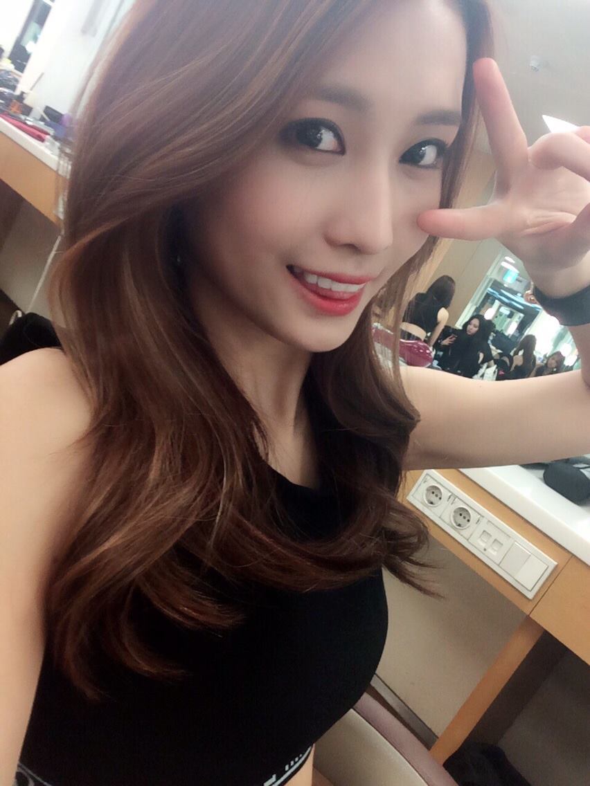 momo成为jyp的练习生,参加2015年《sixteen》虽然她在