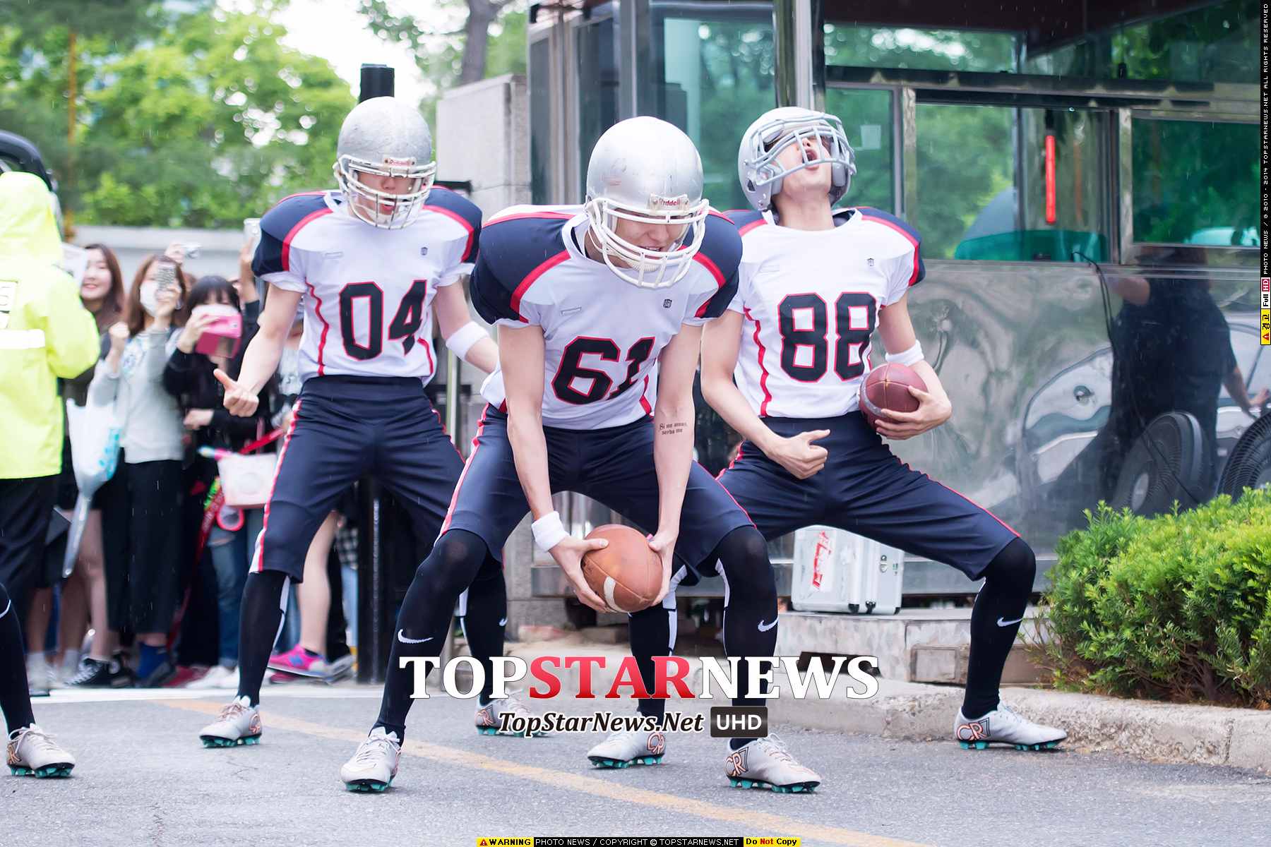 相信有粉丝一定会浮现exo成员kai,chen,伯贤,灿烈一起化身美式橄榄球