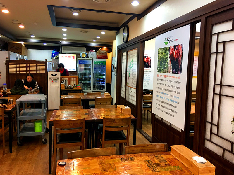 餐厅内部乾净整洁,有点古典的气氛,彷佛置身於高丽时期.