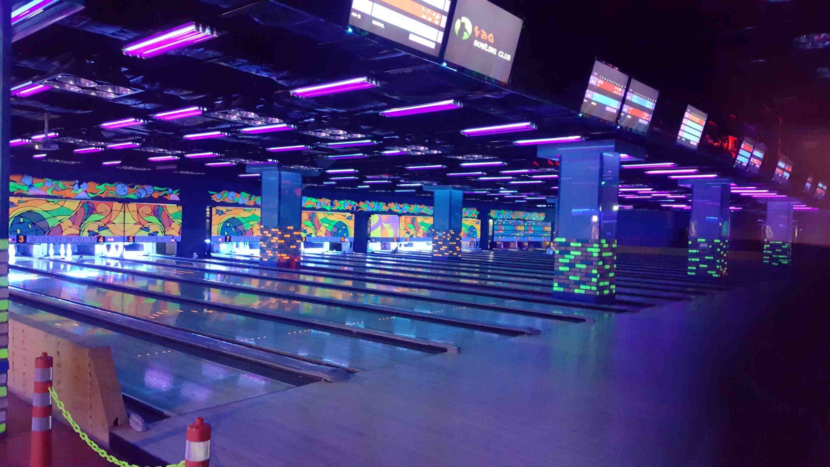 像夜店一样闪亮亮的梨大夜光保龄球馆
