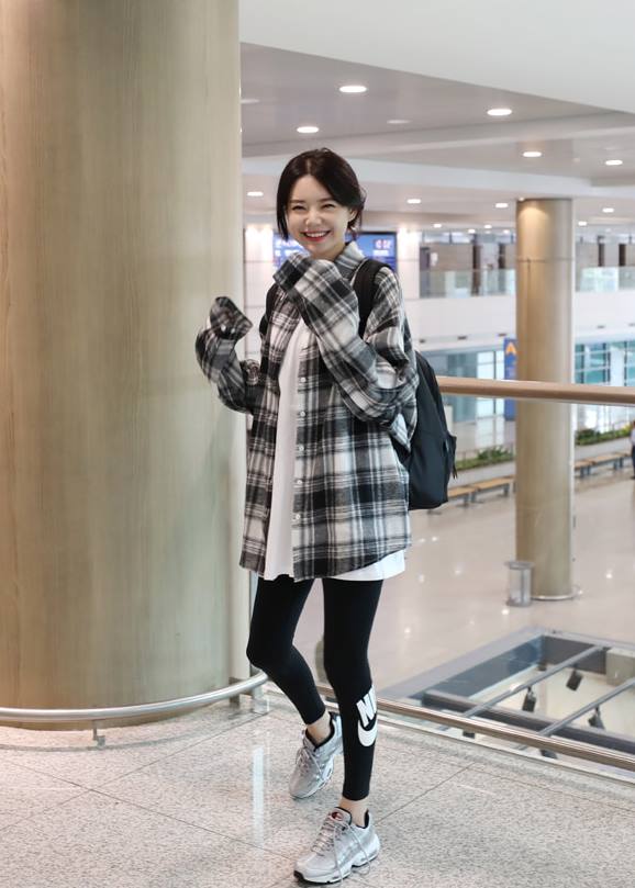 *格子衬衫百搭的格子衬衫,拿来当罩衫超级适合,搭配白t跟运动裤完全就