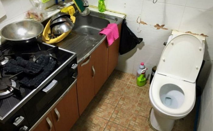 room在网路上引起热烈讨论,照片中可以看到厕所跟床只有一墙之隔