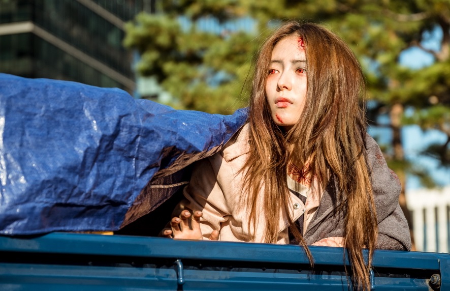 而世荣不仅个性谨慎,在演技上也是要求绝对的专业,为了让这部戏的僵尸