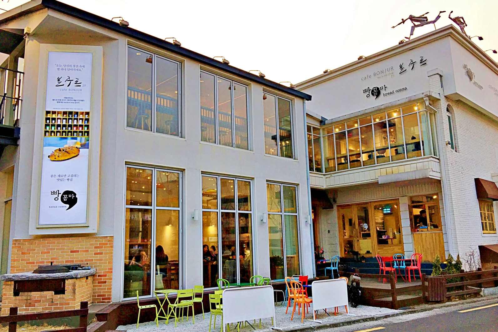 韩国人好奇怪?为什麼两间咖啡店开在一起?