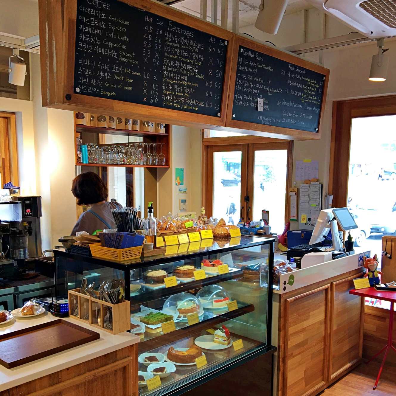 韩国人好奇怪?为什麼两间咖啡店开在一起?