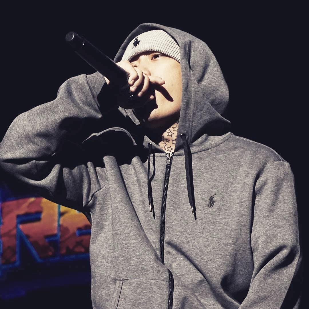 他纯粹靠著自己的音乐赚来的钱,就能过著奢侈的生活了xd 另外,dok2