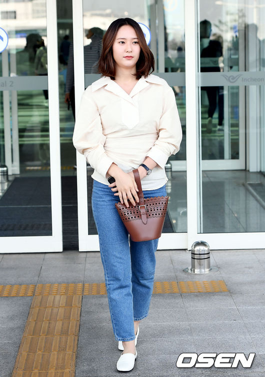 修长,但胖了一圈的脸蛋和手腕,仍旧让韩国网友讶异「女神原来也是人」