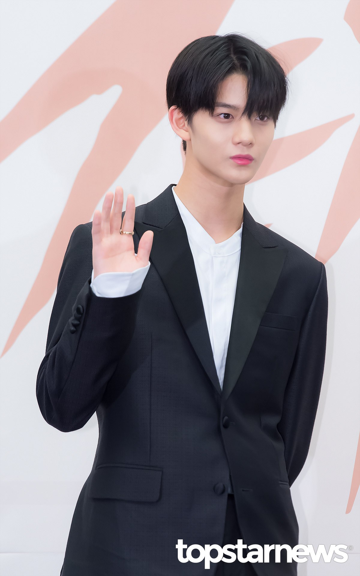 小脸明星示范7款让脸「小到看不见」的发型