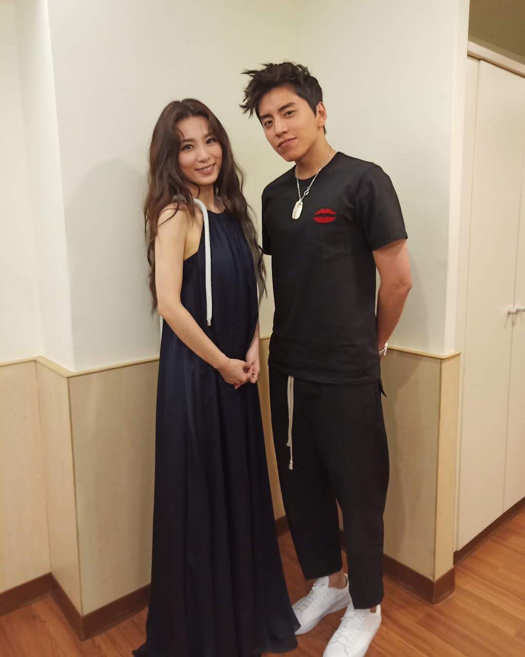 网友当场抓包「两人用同款」…王大陆留言讨拍!姜汉娜回文「闪翻」