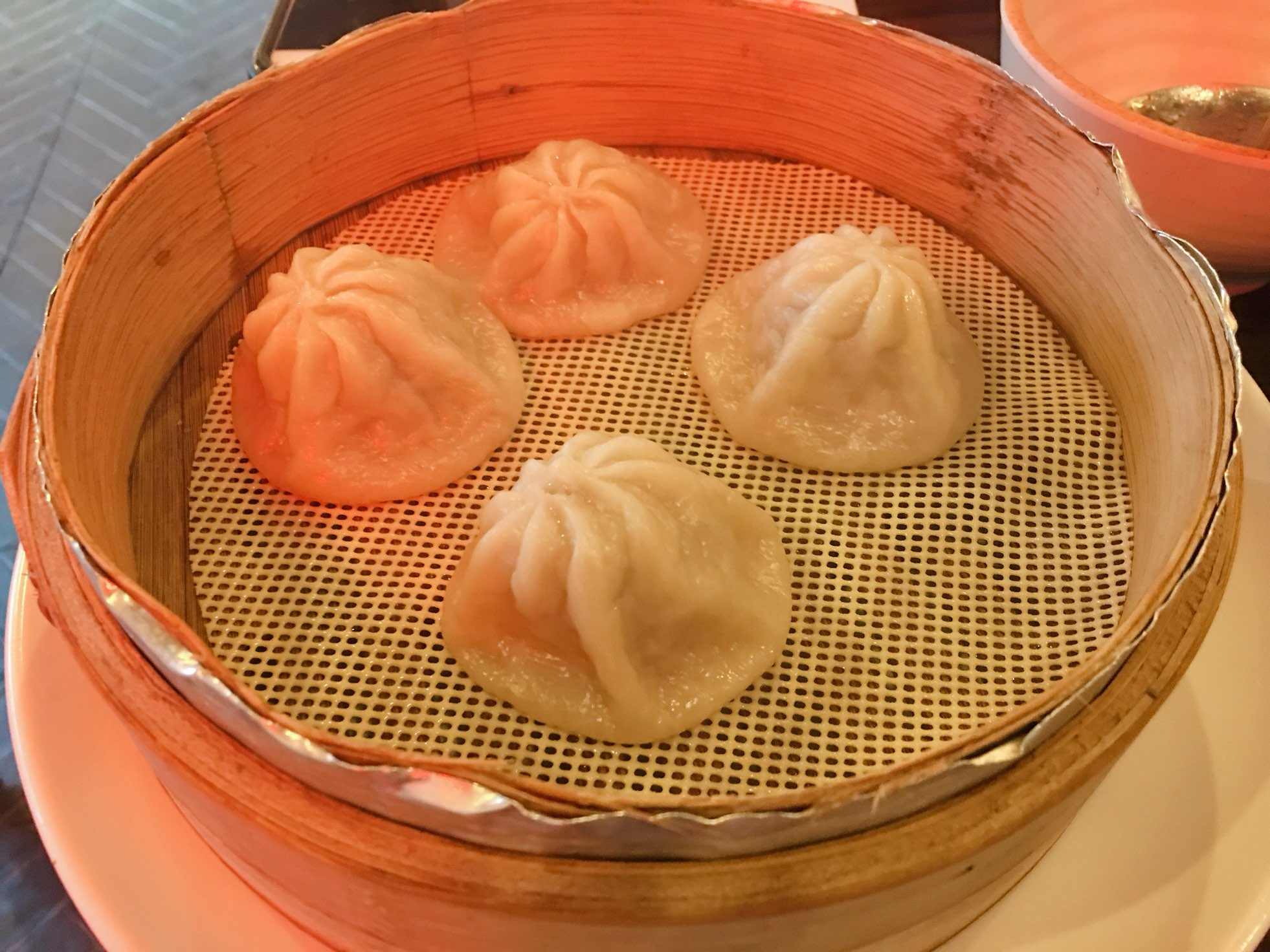 小笼包也还不错,咬下去会有满满的汤汁~一笼四颗虽然有点少,不过搭配