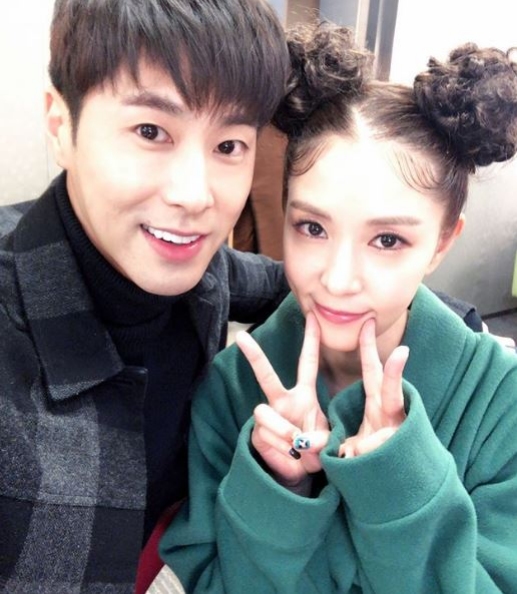 允浩&宝儿同属86line的允浩和宝儿,都是年纪轻轻就出道打拼,加上两人