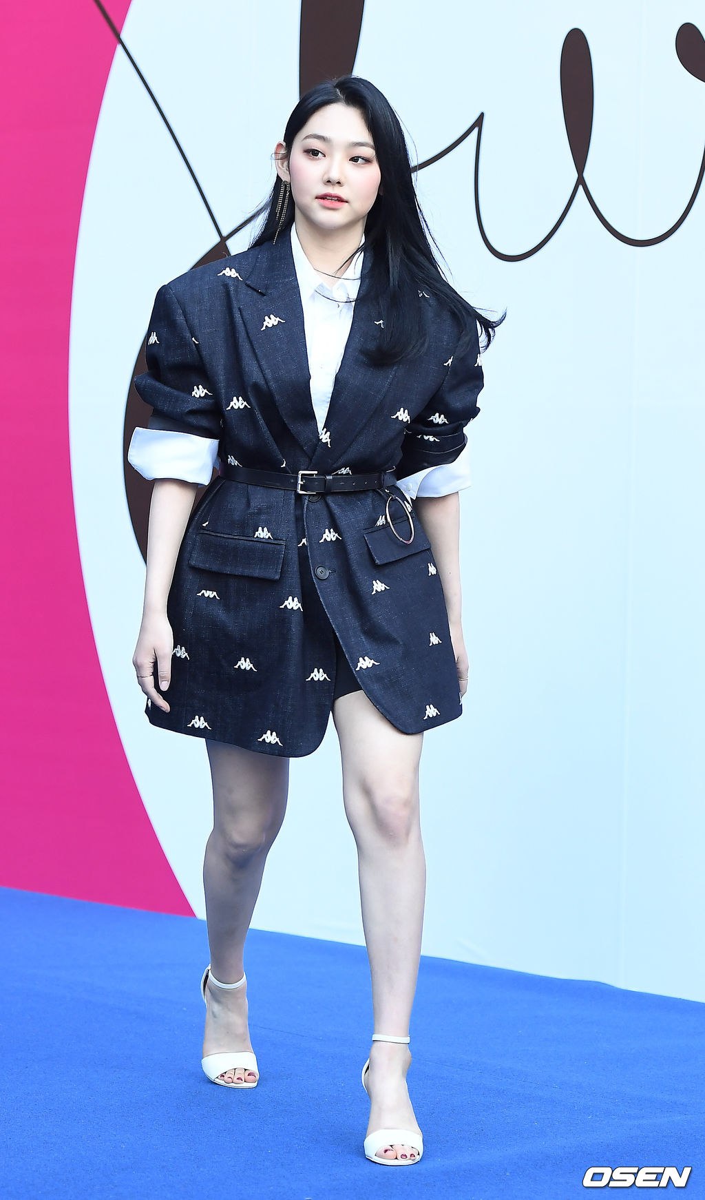 gugudan成员美娜一身深色kappa设计西装外套与白衬衫搭配白色高跟凉鞋